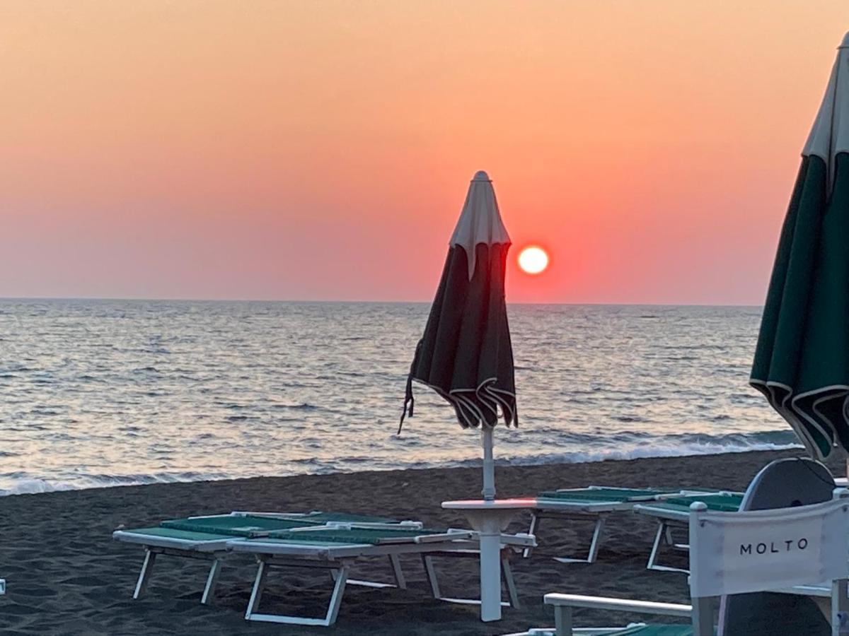 Rosso Tramonto Luxury-White- Ladispoli, Lungomare Regina Elena 58 Exterior foto